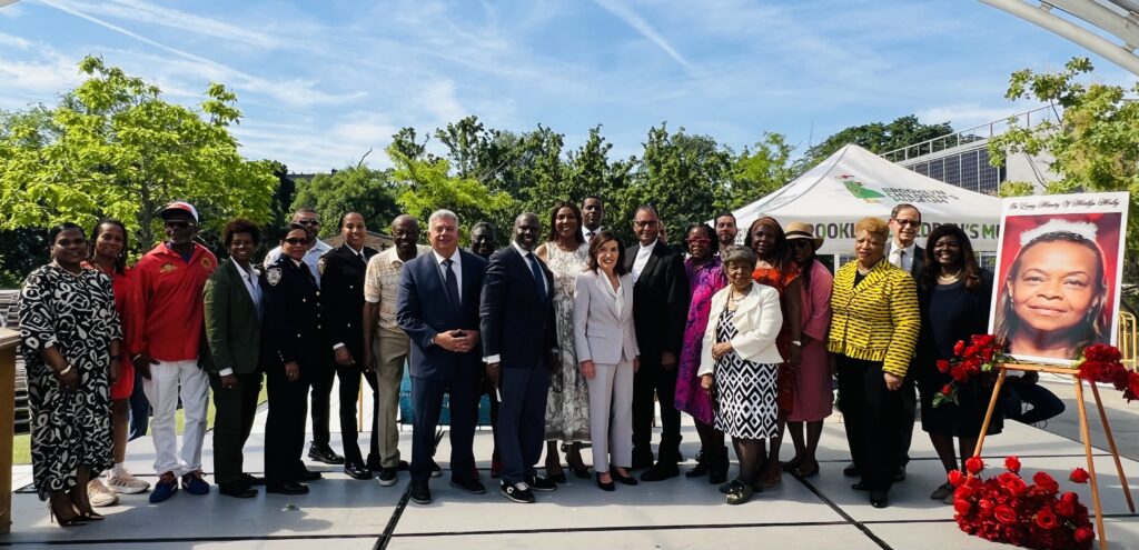 Gov. Kathy Hochul, Attorney General Letitia James, Brooklyn District Attorney Eric Gonzalez, judges, AACEO members and guests smile for the camera. Photo: Wayne Daren Schneiderman/Brooklyn Eagle