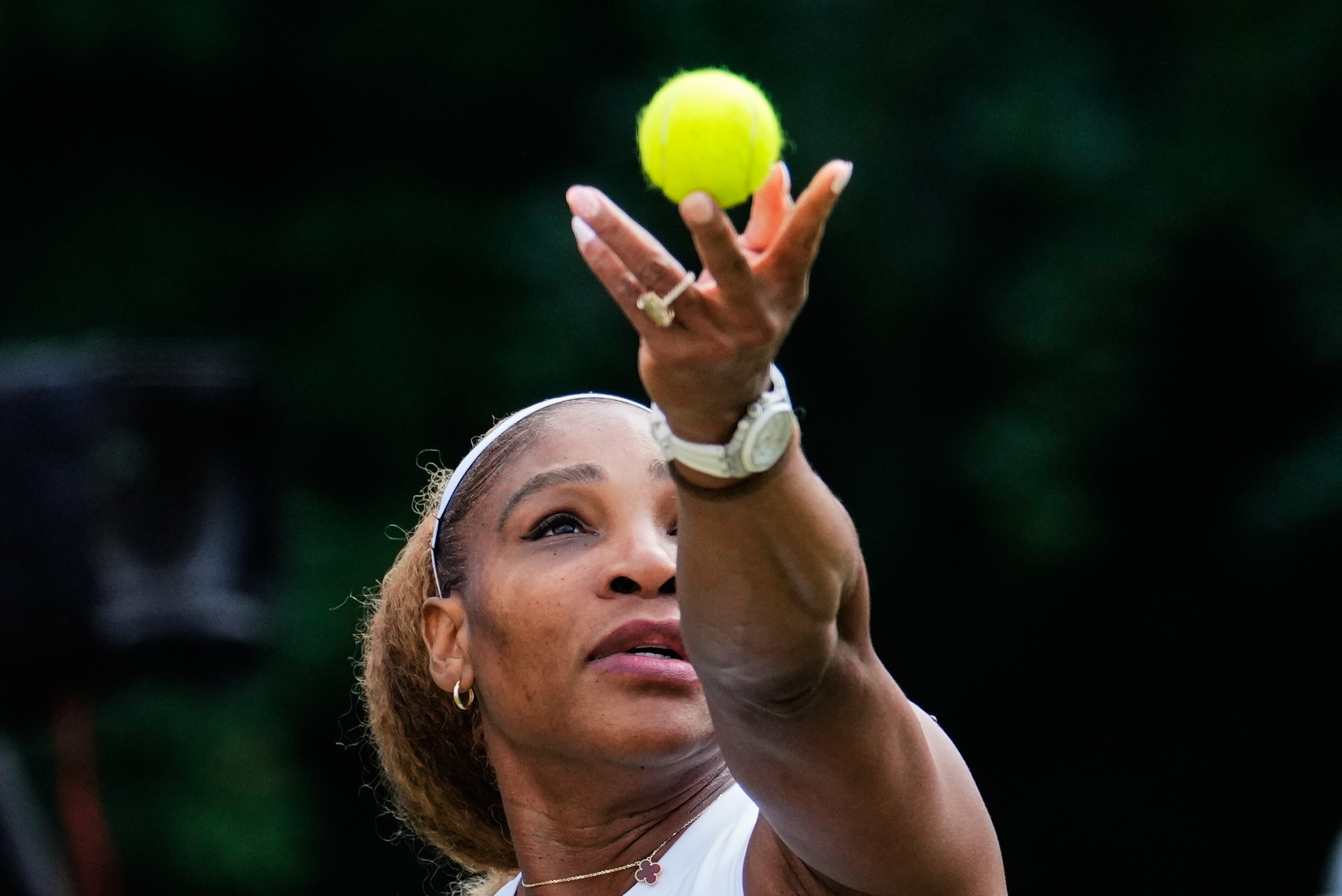 Serena Williams of the U.S. tosses the ball in the air to serve as she and Czech Republic's Karolina Muchova play during their round of 16 doubles match against New Zealand's Erin Routliffe and Mexico's Giuliana Olmo during the WTA 500 Berlin Open tennis tournament at Steffi Graf Stadium, in Berlin, Germany, Tuesday, June 16, 2026. Photo: Ebrahim Noroozi/AP