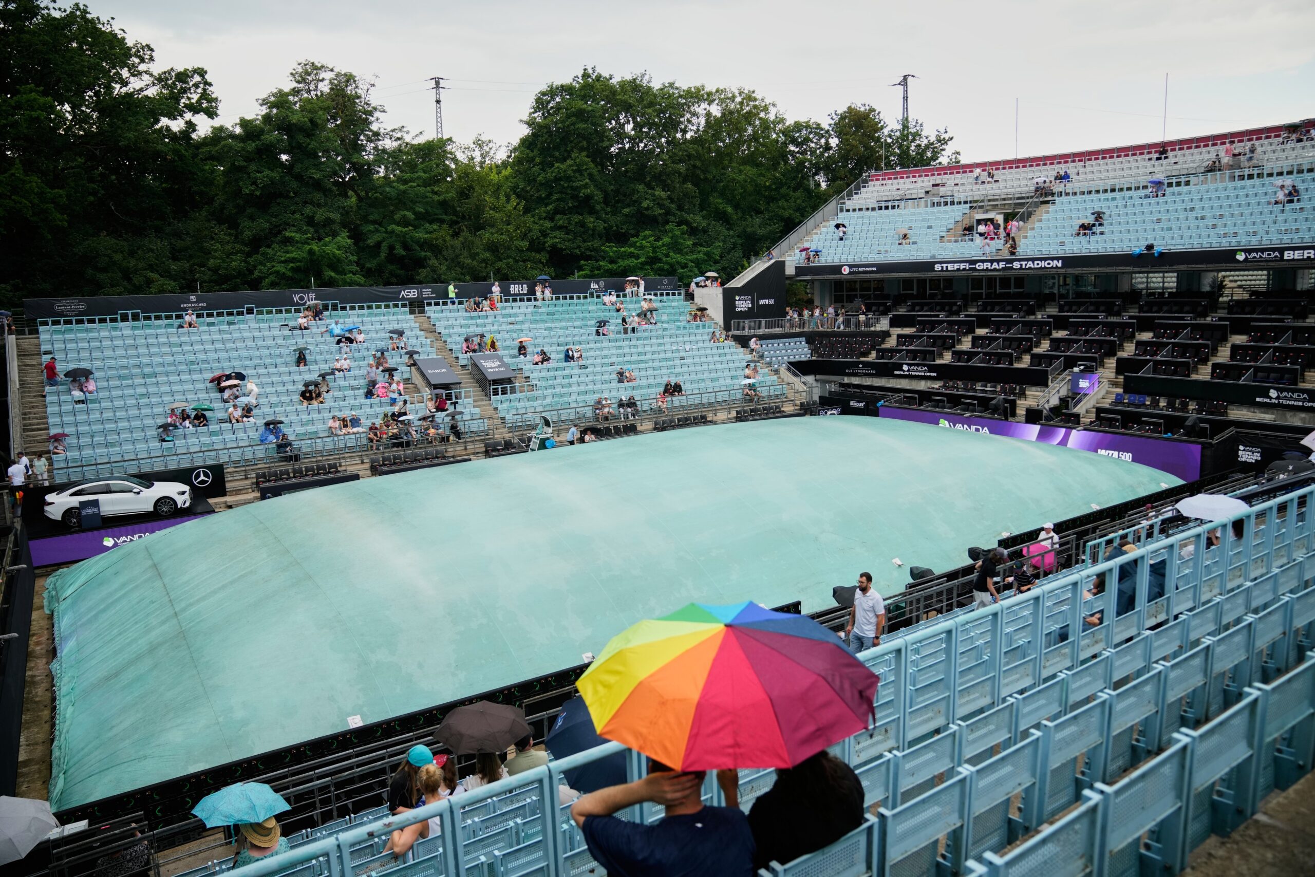 Fans wait for the start of the singles final match between United States' Jessica Pegula and Czech Republic's Linda Noskova at the WTA 500 Berlin Open tennis tournament which has been interrupted due to heavy rain in Berlin, Germany, Sunday, June 21, 2026. Photo: Ebrahim Noroozi/AP