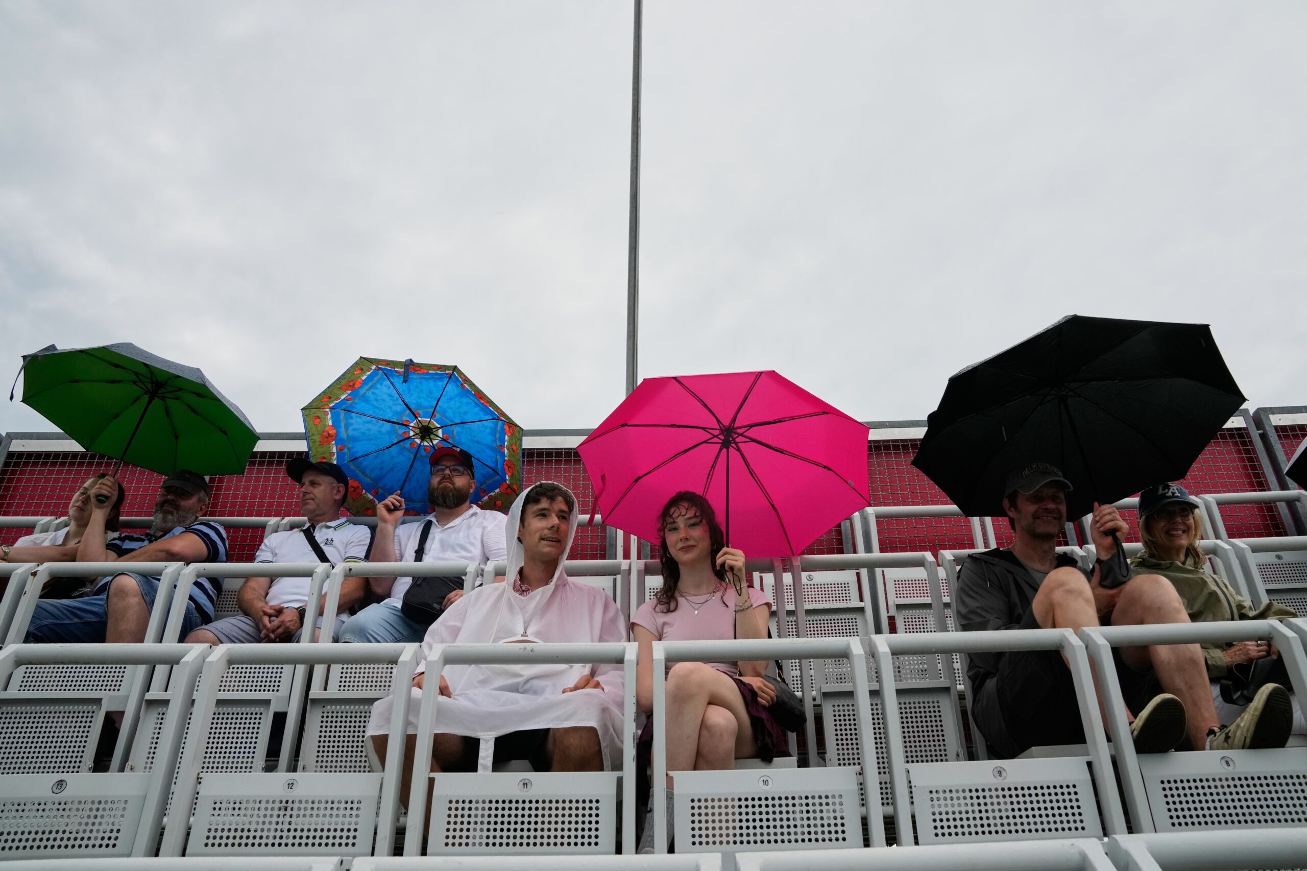 Fans wait for the start of the singles final match between United States' Jessica Pegula and Czech Republic's Linda Noskova at the WTA 500 Berlin Open tennis tournament which has been interrupted due to heavy rain in Berlin, Germany, Sunday, June 21, 2026. Photo: Ebrahim Noroozi/AP