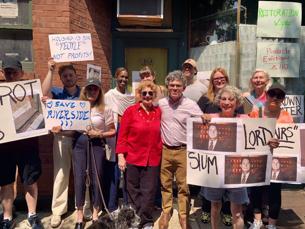 Tenants at the historic Riverside Houses in Brooklyn Heights rallied on Wednesday to protest what they say are deplorable conditions. Photo: Mary Frost/Brooklyn Eagle